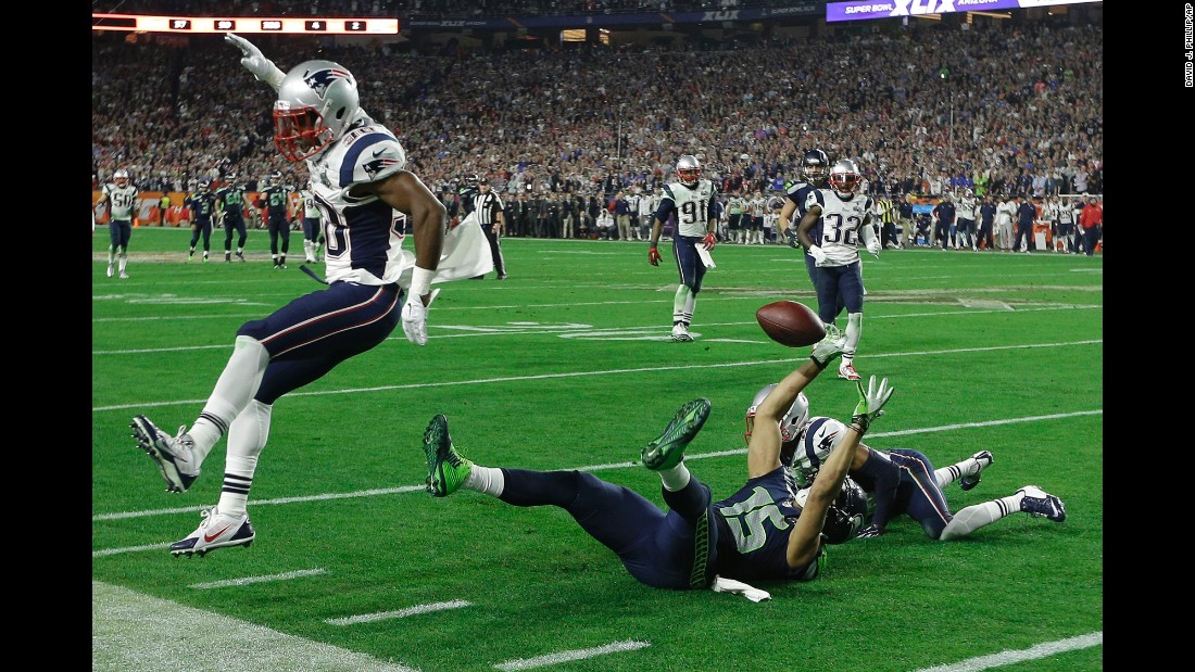 Seattle wide receiver Jermaine Kearse pulls off an incredible catch while lying on the turf during Seattle&#39;s last drive.