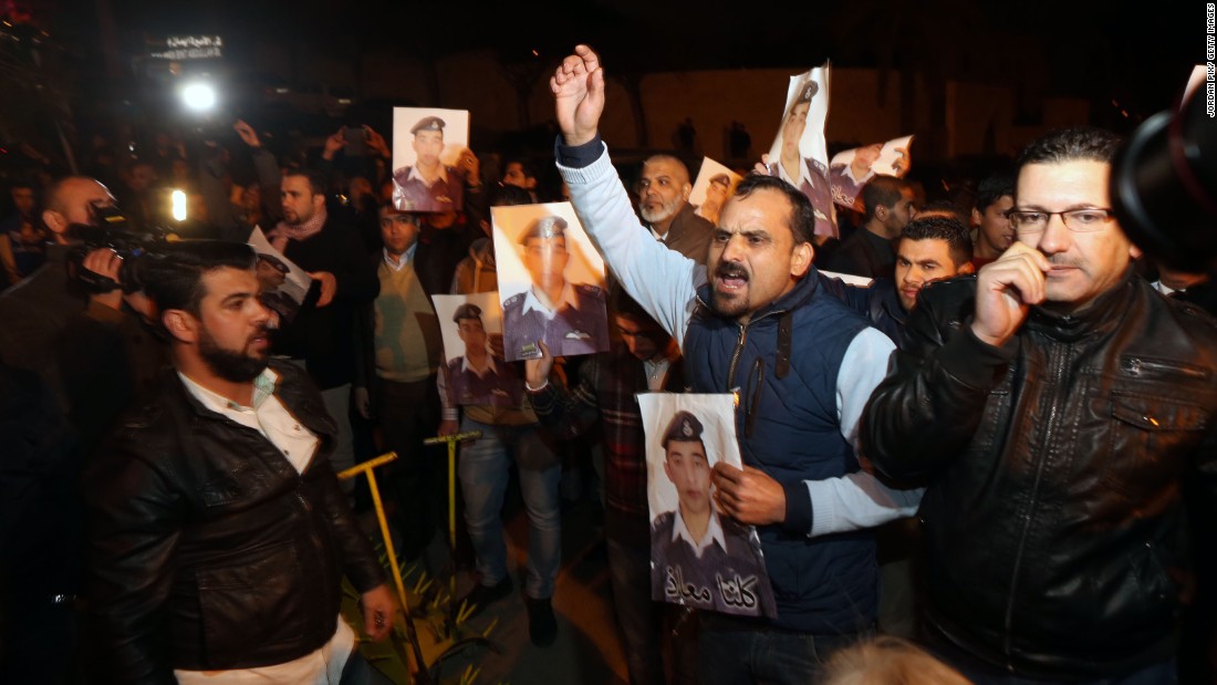 Angry relatives of al-Kasasbeh protest at the entrance to Jordan&#39;s royal palace in Amman on Wednesday, January 28.