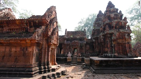 Tourists deported after taking nude pics at Angkor 