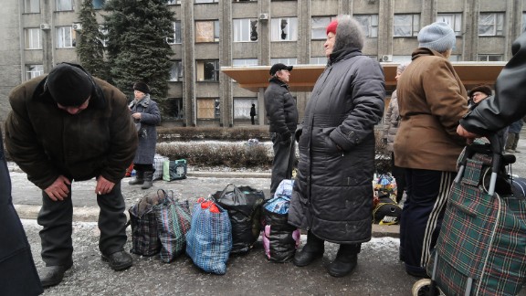 Ukrainian Civilians Flee Strategic Town - CNN