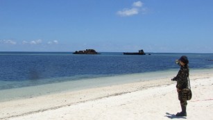 Philippines protests hundreds of Chinese ships around disputed island