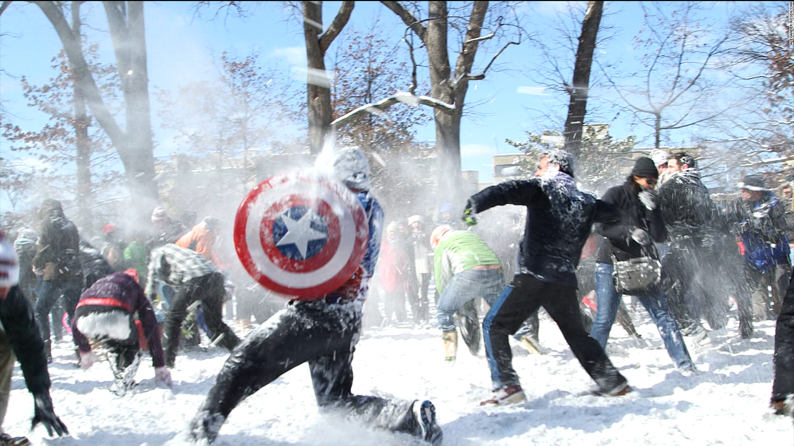 Кидались снежками. Битва снежков Принстонский университет. Снежный бой. Игра в снежки. Кидаются снежками.