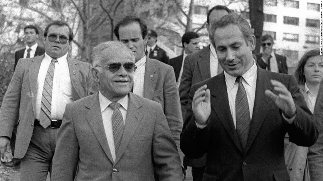 Netanyahu talks to Israeli Prime Minister Yitzhak Shamir while visiting New York&#39;s Central Park in 1987.