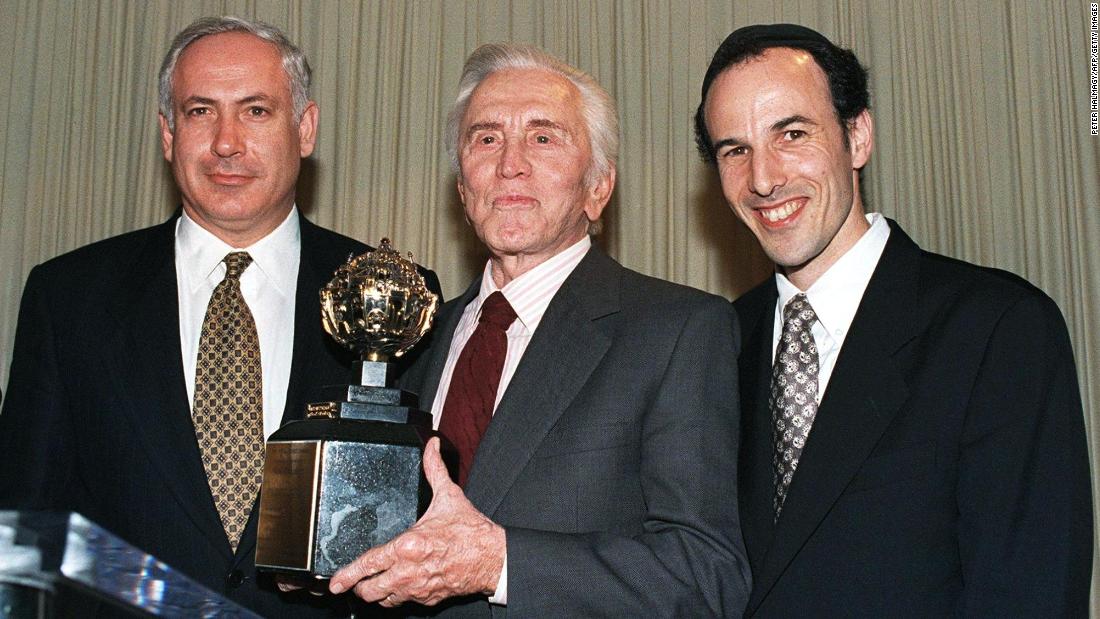 Actor Kirk Douglas holds the King David Award, presented to him by the Jerusalem Fund of Aish HaTorah during a dinner in Beverly Hills, California, in November 1997. Douglas was honored for his inspirational commitment to Israel and the Jewish people and in recognition of his new book &quot;Climbing the Mountain.&quot; On the right is Rabbi Nachum Braverman, director of the Jerusalem Fund of Aish HaTorah.