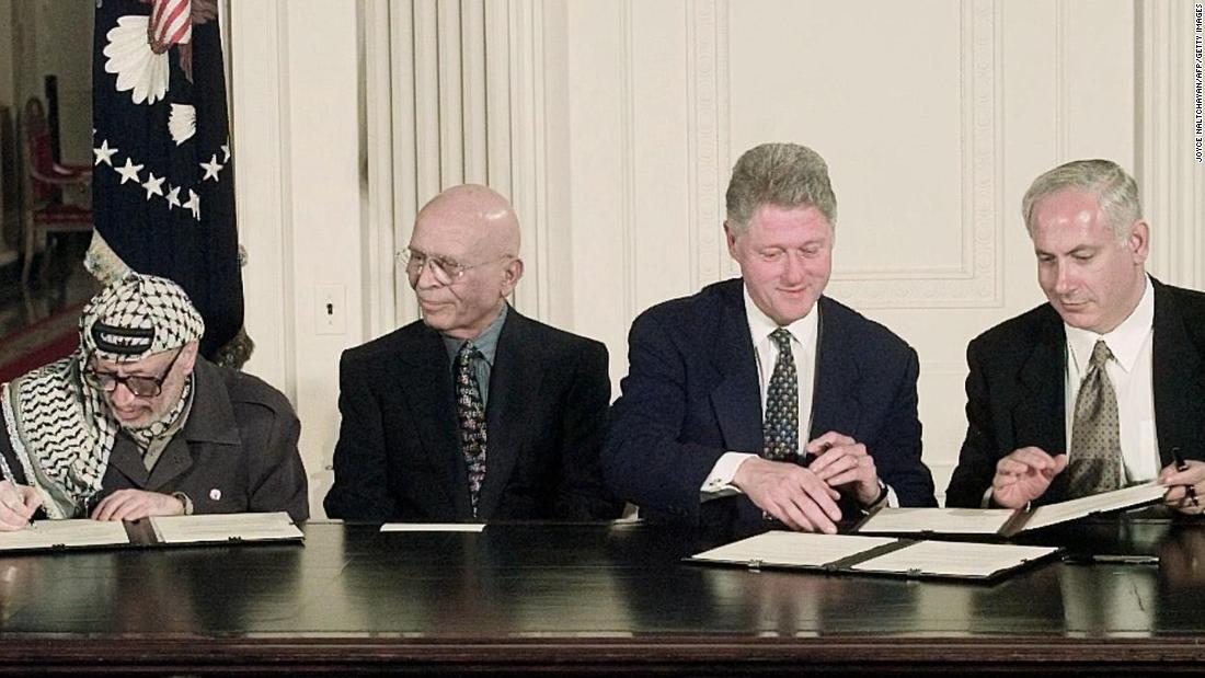 From left, Arafat, King Hussein, US President Bill Clinton and Netanyahu sign an interim Middle East peace agreement in October 1998.