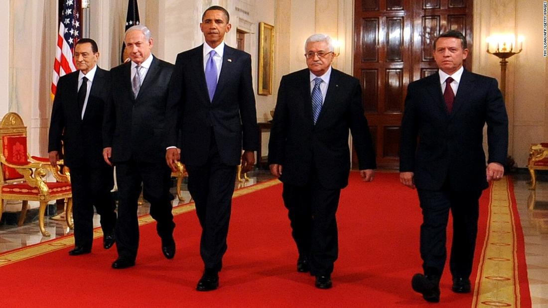 From left, Egyptian President Hosni Mubarak, Netanyahu, US President Barack Obama, Palestinian President Mahmoud Abbas and Jordan&#39;s King Abdullah II walk to the East Room of the White House to make statements on the Middle East peace process in September 2010.