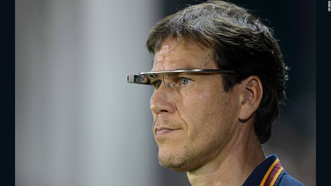 In May 2014, Roma&#39;s coach Rudi Garcia wore Google Glass during a friendly match against Orlando.