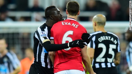 Evans and Cisse clashed in Manchester United&#39;s 1-0 win at St James&#39; Park