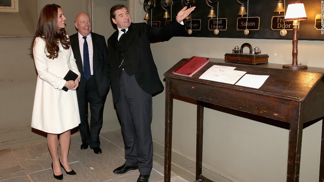 Catherine is shown the Downton Abbey servant&#39;s bells by actor Brendan Coyle (John Bates).