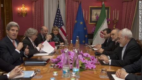 United States Secretary of State John Kerry (L) sits with his delegation during a negotiation meeting concerning Iran&#39;s nuclear program with Iran&#39;s Foreign Minister Javad Zarif (R) in Lausanne on March 19, 2015 as European Union Political Director Helga Schmid (4-L) looks onover. 