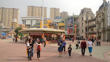 Chinese 'ghost mall' back from the dead 