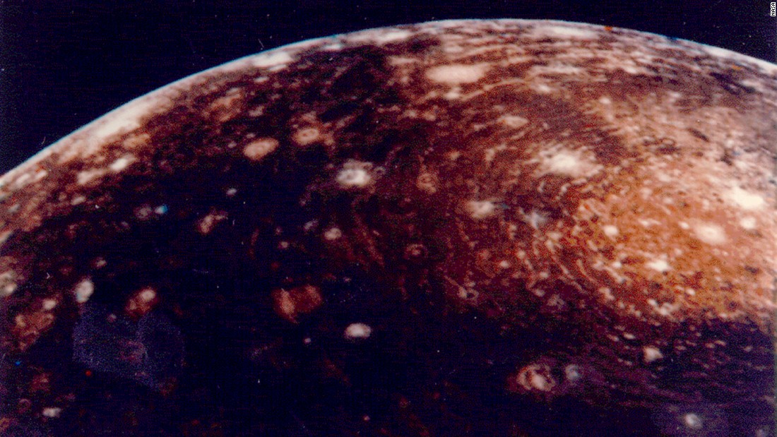 Voyager 1 captured this image of Jupiter&#39;s moon Callisto. Scientists have detected ice and carbon dioxide on its surface. 