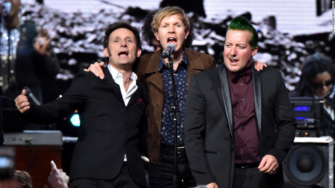 Green Day bandmates Mike Dirnt, left, and Tre Cool, right, performed with simger-songwriter Beck during induction ceremony.