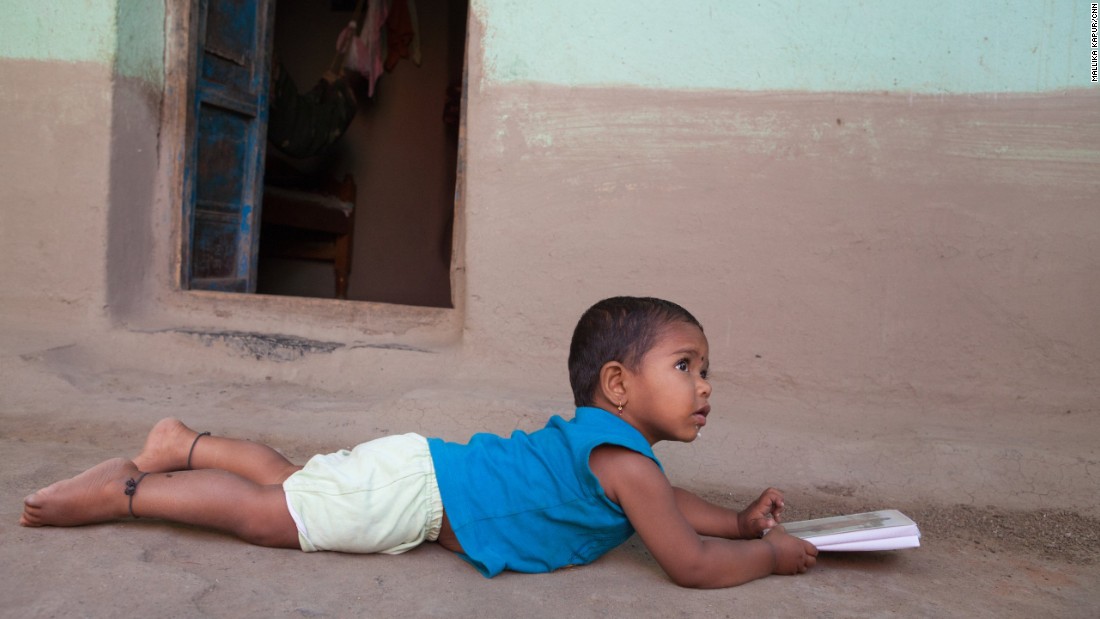 Baby Kanhaiya looks at an album containing photographs of his father. His mother says he often wonders where his father is. When he sees his pictures, he calls out for his father and cries for him. It feels terrible, Yogita says.