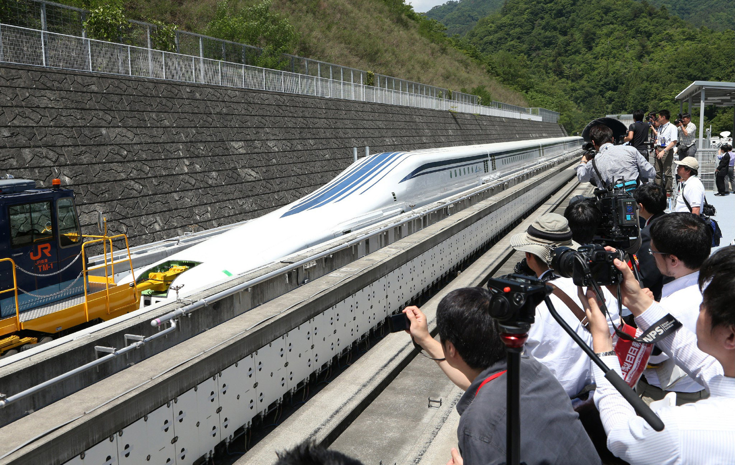 Поезда прекратят движение. Маглев l0, Япония 603 км/ч. Поезд Маглев Япония. Маглев поезд на магнитной подушке Япония. Локомотив Маглев.