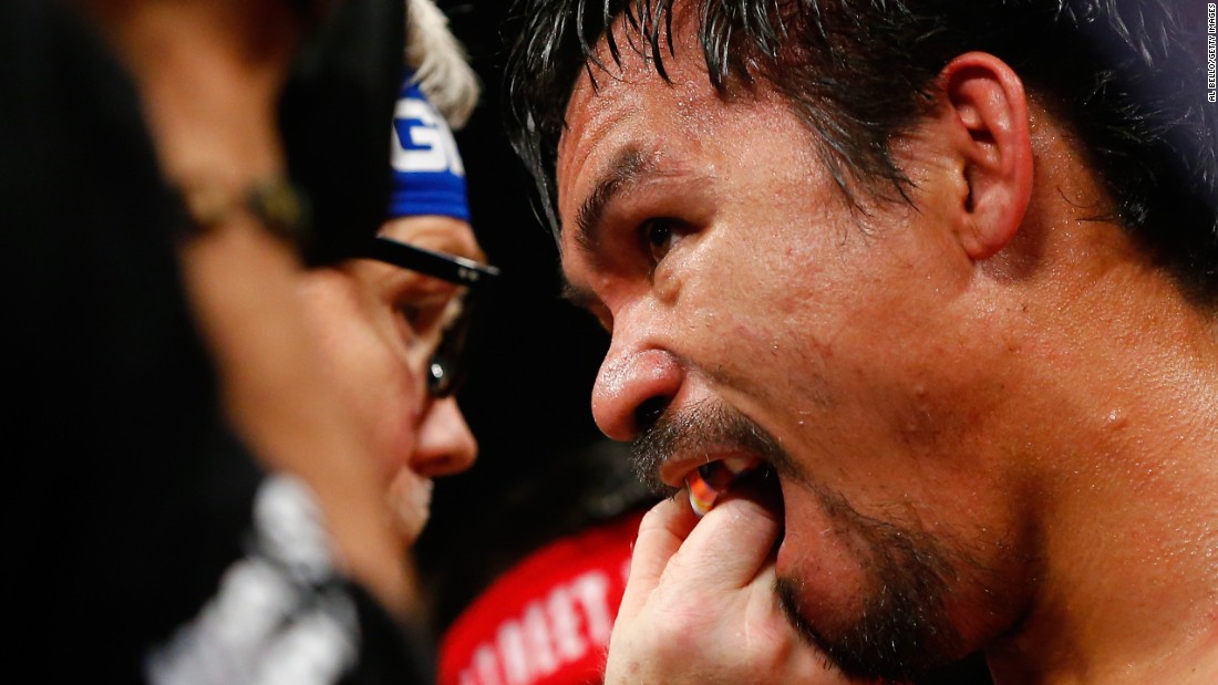 Trainer Freddie Roach adjusts Manny Pacquiao&#39;s mouth guard at the MGM Grand Garden Arena in Las Vegas. &lt;br /&gt;.