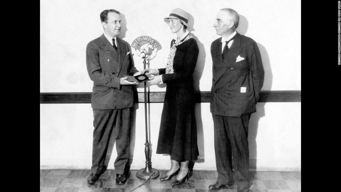 In October 1932, Earhart received the Gimbel Medal as the &quot;most outstanding woman in America&quot; that year.