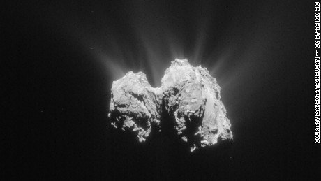 La missione Rosetta sta seguendo la cometa 67P/Churyumov-Gerasimenko nella sua orbita intorno al sole. Questa immagine è stata scattata il 3 maggio 2015 ad una distanza di circa 84 miglia (135 km) dal centro della cometa.