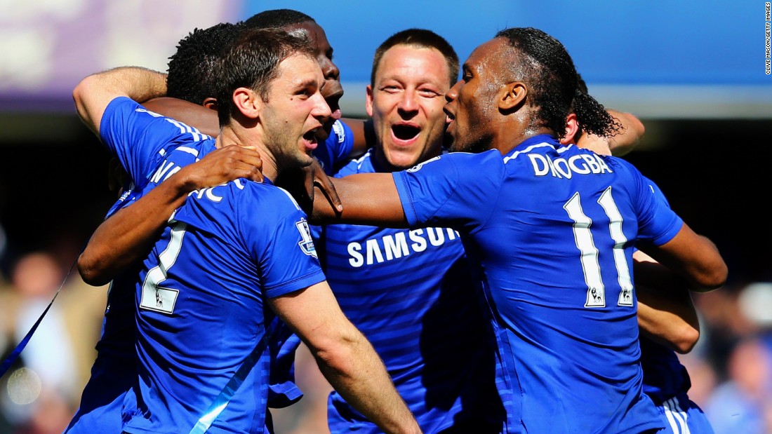 Chelsea&#39;s players celebrating after securing the 2014-15 EPL title with a 1-0 home win over Crystal Palace.