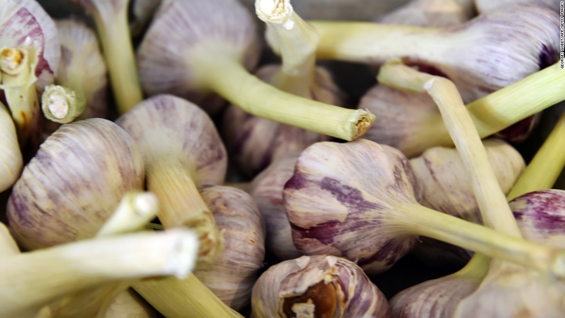 Garlic, leeks, wheat and barley contain inulin, a type of fiber that promotes healthy gut bacteria. 