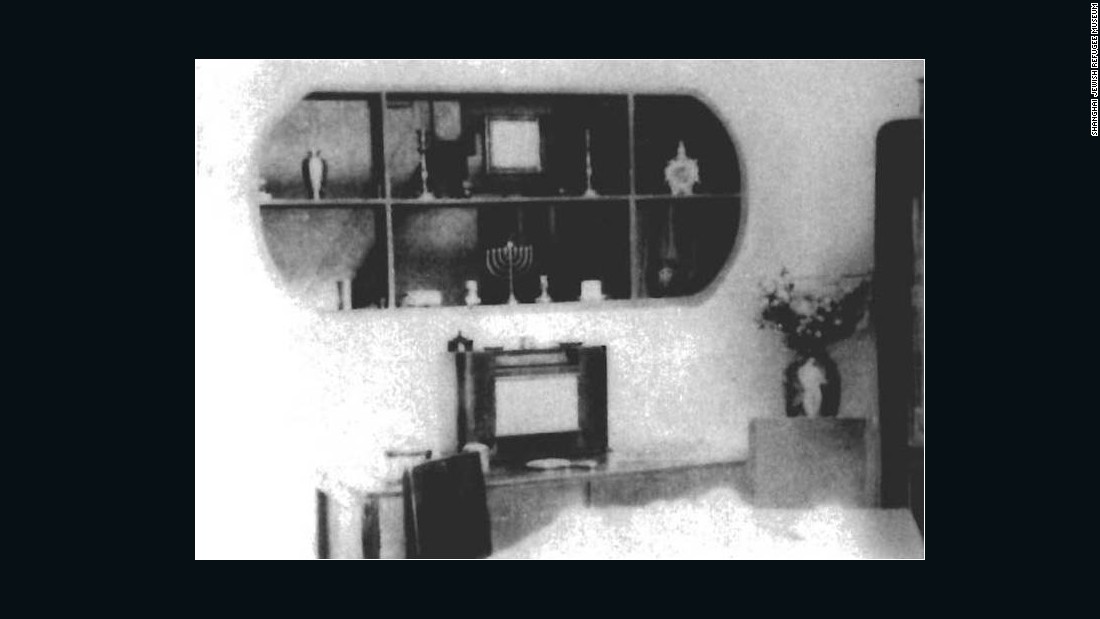 The interior of a Jewish refugee family&#39;s house. Although Shanghai proved a safe haven for the Jewish refugees, they often lived in cramped conditions. 