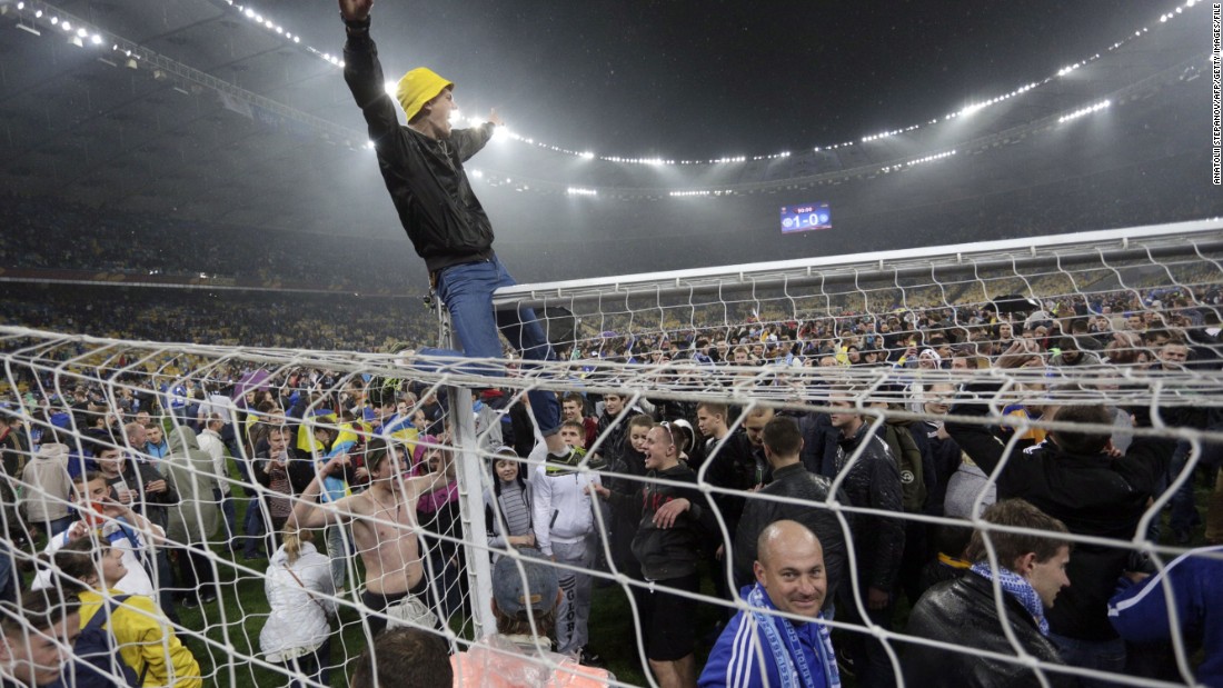 Dnipro&#39;s fans enjoyed their semifinal win over Napoli so much they celebrated on the pitch.