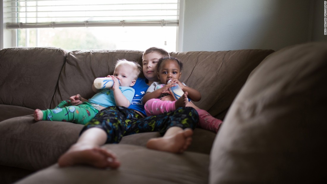 Photos show moms that bottle feeding is beautiful, too - CNN