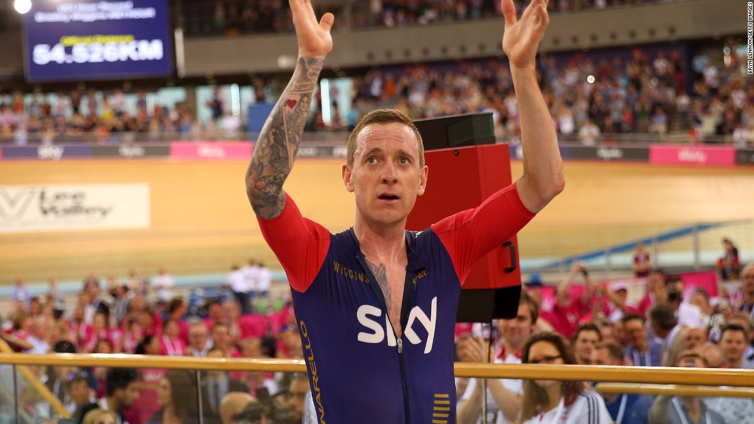 Wiggins celebrates setting a new world hour record in front of a capacity crowd at London&#39;s Olympic velodrome in 2015. 