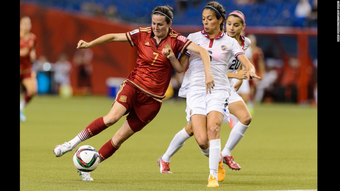 Spain&#39;s Natalia Pablos tries to dribble past Costa Rica&#39;s Carol Sanchez during a match June 9 in Montreal. The match ended 1-1.
