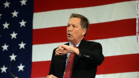 Ohios guvernør John Kasich sluttede sig til det republikanske felt den 21. juli, da han formelt annoncerede sit kandidatur til Det Hvide Hus.lt;br /gt;lt;br /gt;lt;br /gt;quot;Jeg er her for at bede jer om jeres bønner, om jeres støtte ... fordi jeg har besluttet at stille op til præsidentvalget i USA,quot; Kasich fortalte ved sit kickoff-møde på Ohio State University.