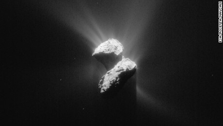 Questa immagine della Cometa 67P/Churyumov-Gerasimenko è stata presa da Rosetta il 5 giugno 2015, mentre la sonda era a circa 129 miglia (208 chilometri) dal centro della cometa.