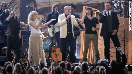 LOS ANGELES, CA - FEBRUARY 12: (L-R) Musicians Neil Perry and Kimberly Perry of The Band Perry, Glen Campbell, Reid Perry of The Band Perry and Blake Shelton perform onstage at the 54th Annual GRAMMY Awards held at Staples Center on February 12, 2012 in Los Angeles, California.  (Photo by Kevin Winter/Getty Images)