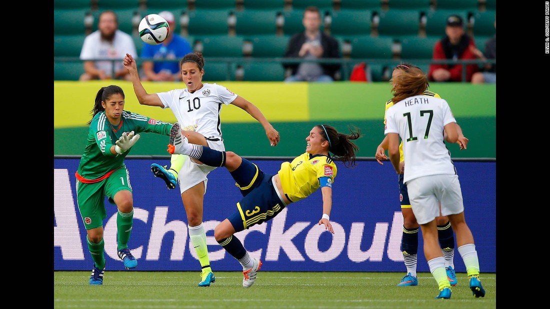 Lloyd goes for the ball between Colombia&#39;s Stefany Castano, left, and Natalia Gaitan.