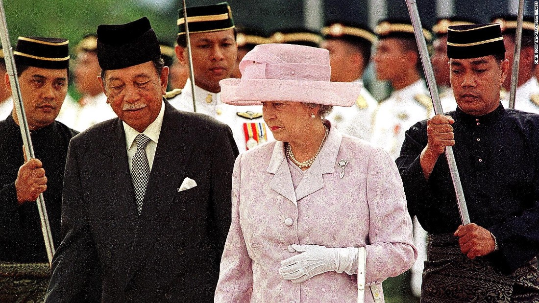 Queen Elizabeth II is escorted by Malaysia&#39;s King Jaafar during the official welcoming ceremony in Kuala Lumpur in September 1998. She visited Malaysia on that occasion to officiate the closure of the XVI Commonwealth Games. 