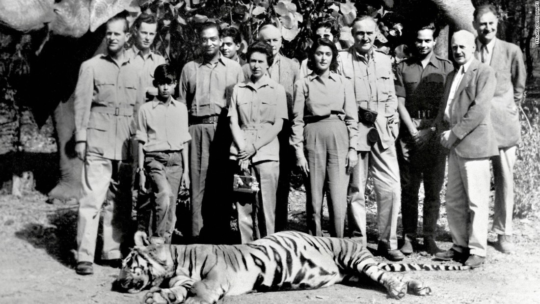 In 1961, Queen Elizabeth II and Prince Philip visited India. Here they are standing with the Maharaja (fourth from the left) and Maharani (fifth from the right) of Jaipur, following a tiger shoot in the Rajasthani city of Jaipur. Despite the fact that she&#39;s on a tiger hunt, the Queen has not forgotten her handbag. 