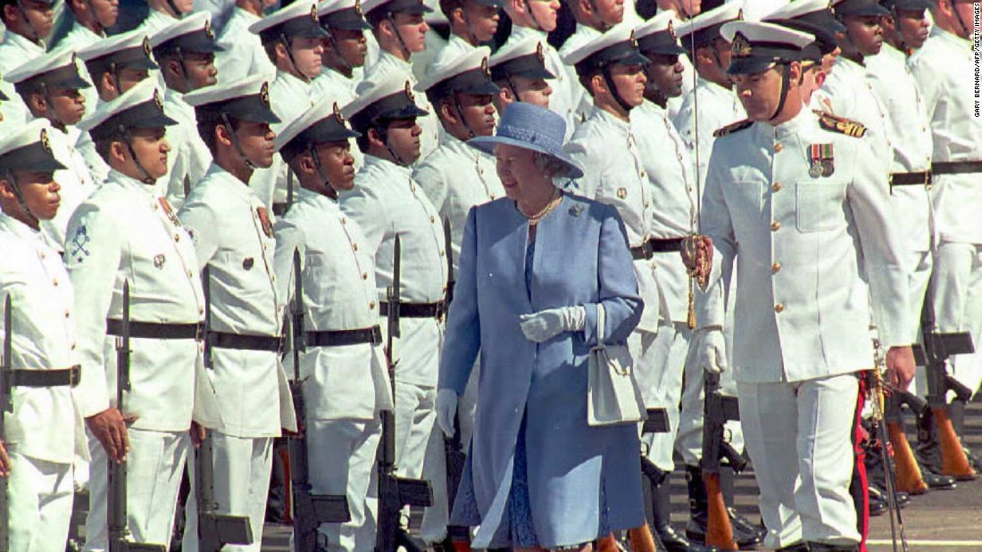 On her first state visit to South Africa, the Queen inspects the guards of honor at Cape Town&#39;s waterfront in March 1995. 