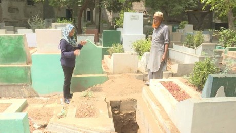 Pakistan&#39;s cemeteries running out of room to bury the dead 