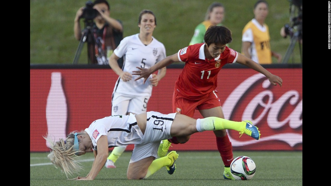 Johnston and China&#39;s Wang Shuang vie for the ball during the second half.