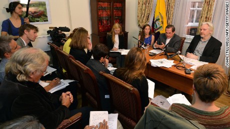 WikiLeaks founder Julian Assange, far right, and Ecuador&#39;s Foreign Minister Ricardo Patino sitting next to him, attend a press conference inside the Ecuadorian Embassy in London, England on August 18, 2014.