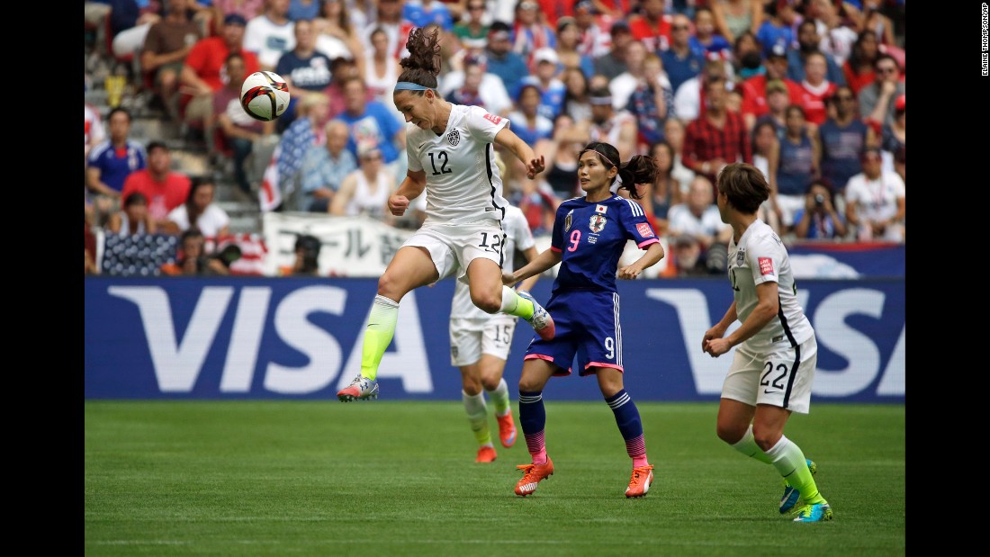 Lauren Holiday of the United States heads the ball above Japan&#39;s Nahomi Kawasumi.