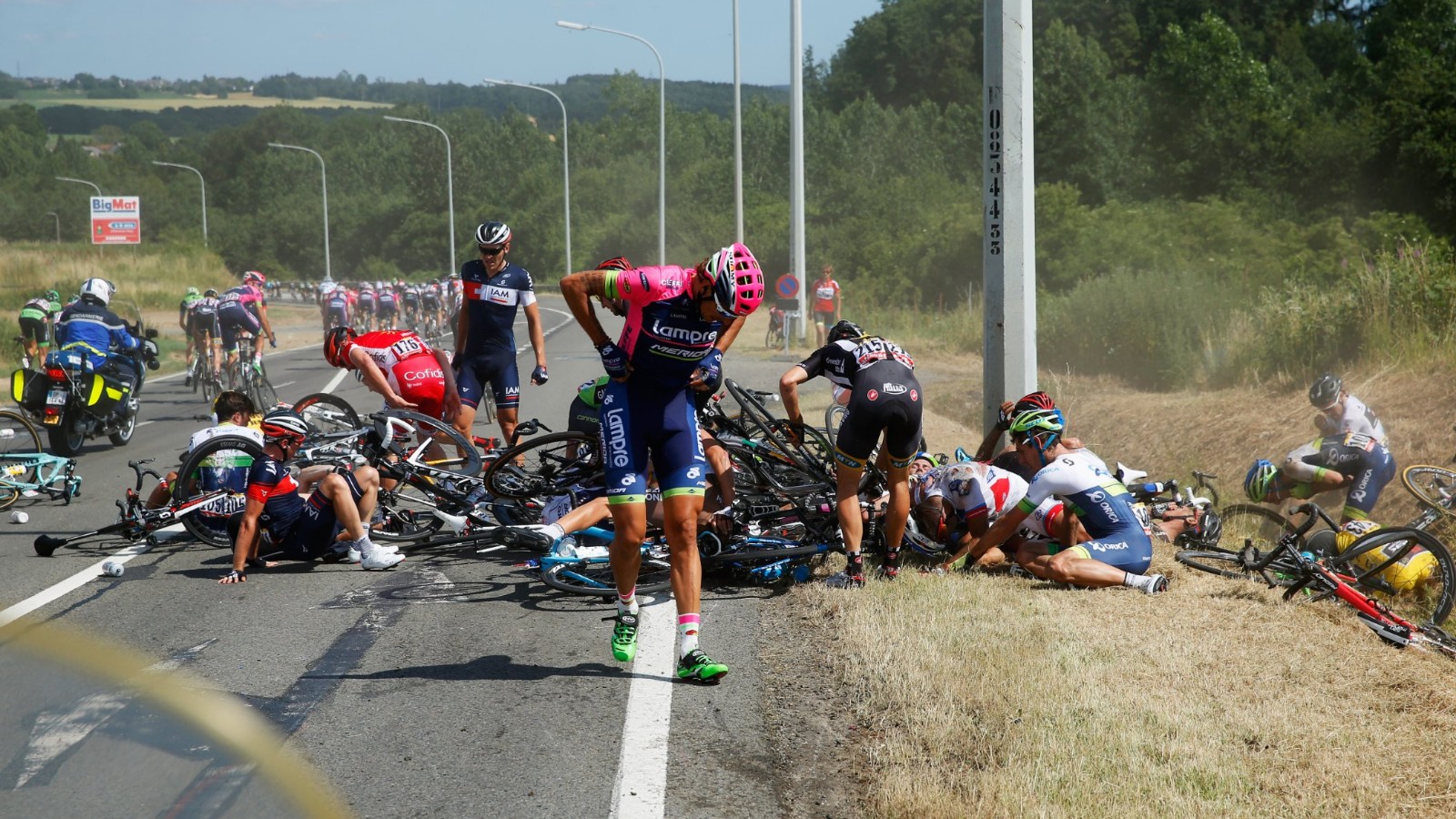 Bicicletas colapsan en el Tour de Francia - CNN Video