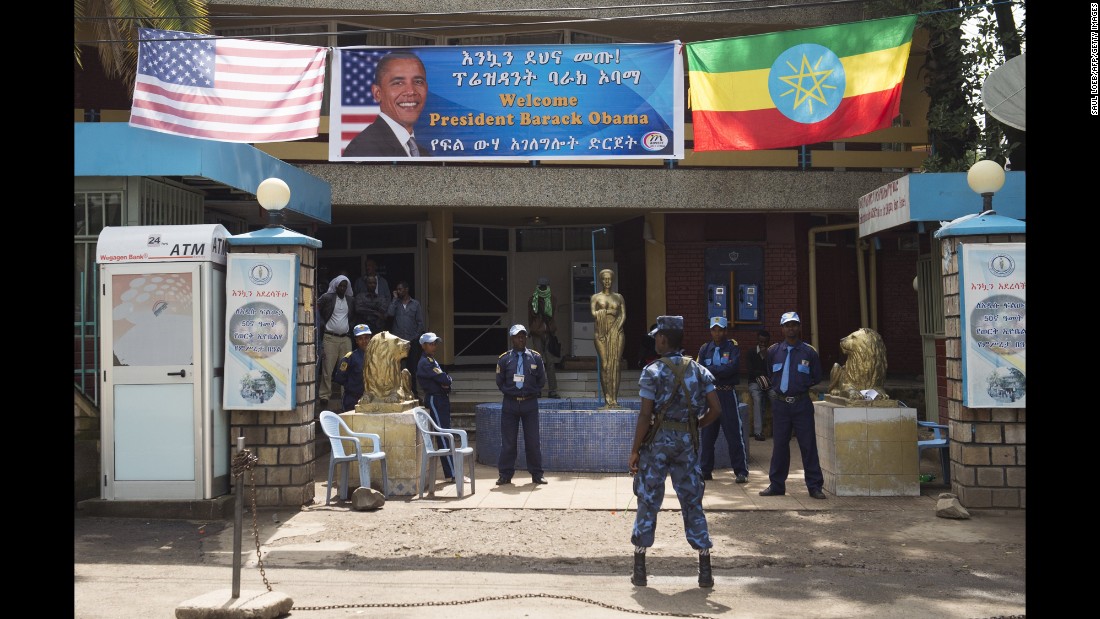 Security stands guard as Obama&#39;s motorcade drives to the National Palace in Addis Ababa on July 27.