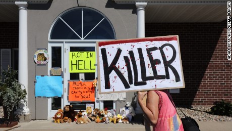 Die Demonstranten versammelten sich vor Dr. Walter Palmerapos; River Bluff Dental Clinic in Bloomington, Minnesota nach Cecilapos; Tötung im Jahr 2015. 