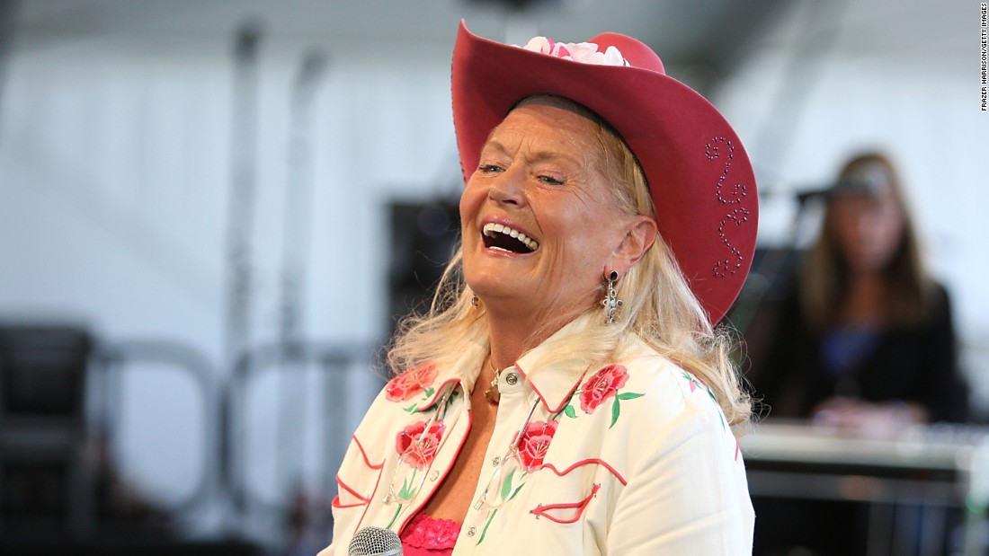 &lt;a href=&quot;http://www.cnn.com/2015/07/31/entertainment/lynn-anderson-singer-rose-garden-dies-feat/index.html&quot; target=&quot;_blank&quot;&gt;Lynn Anderson&lt;/a&gt;, whose version of the song &quot;(I Never Promised You A) Rose Garden&quot; was one of the biggest country hits of the 1970s, died on July 30. She was 67.