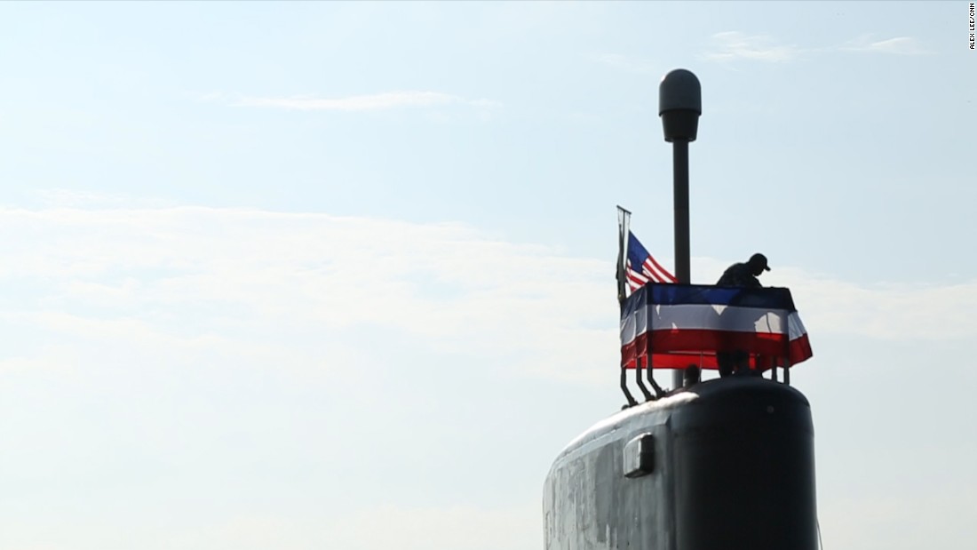 There&#39;s no periscope. The new subs see the world through a photonic mast, which sends high-definition video, infrared images and other information by wire into the command center.