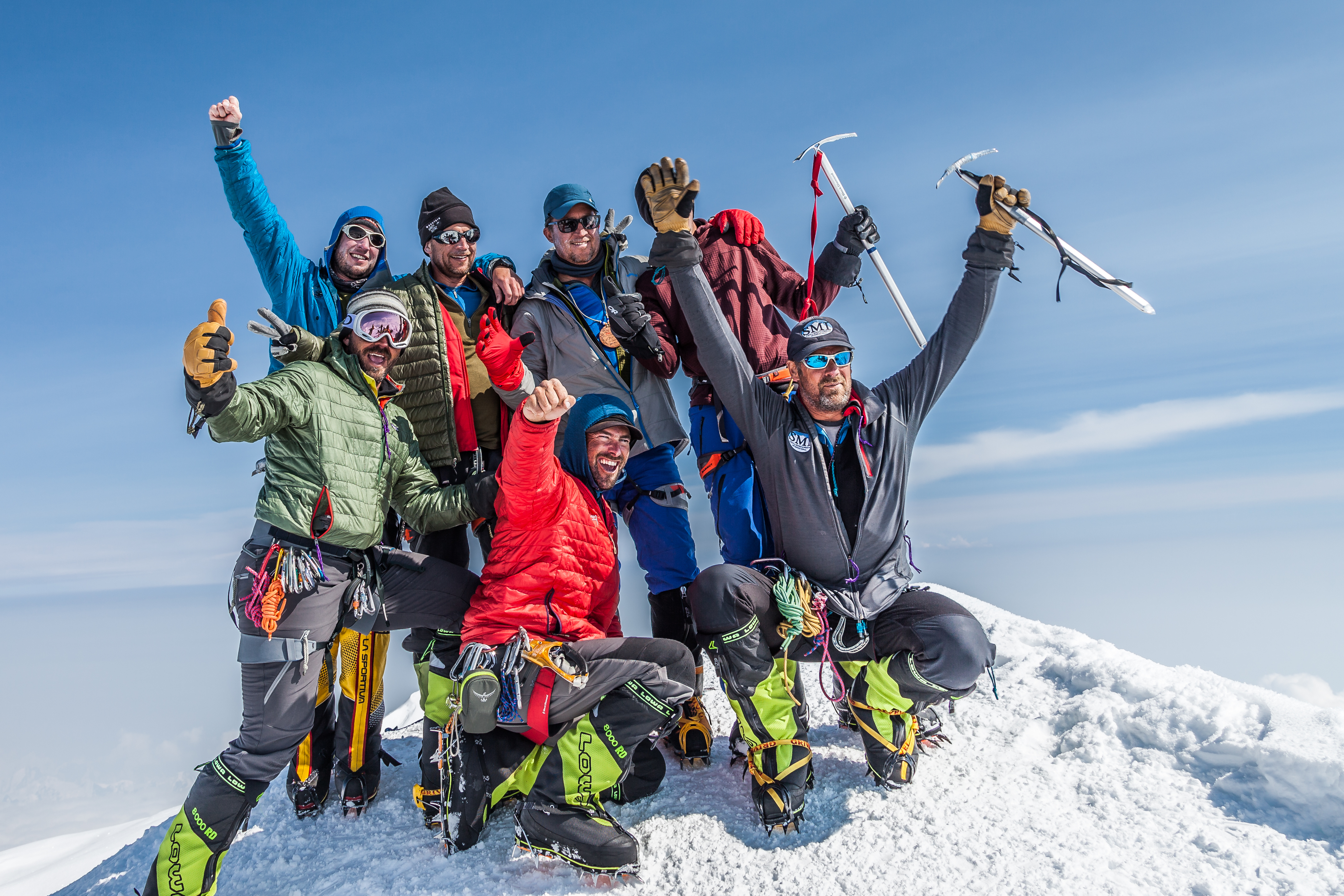 Mountain group. Команда альпинистов. Восхождение на гору. Восхождение альпинистов. Счастливые альпинисты.