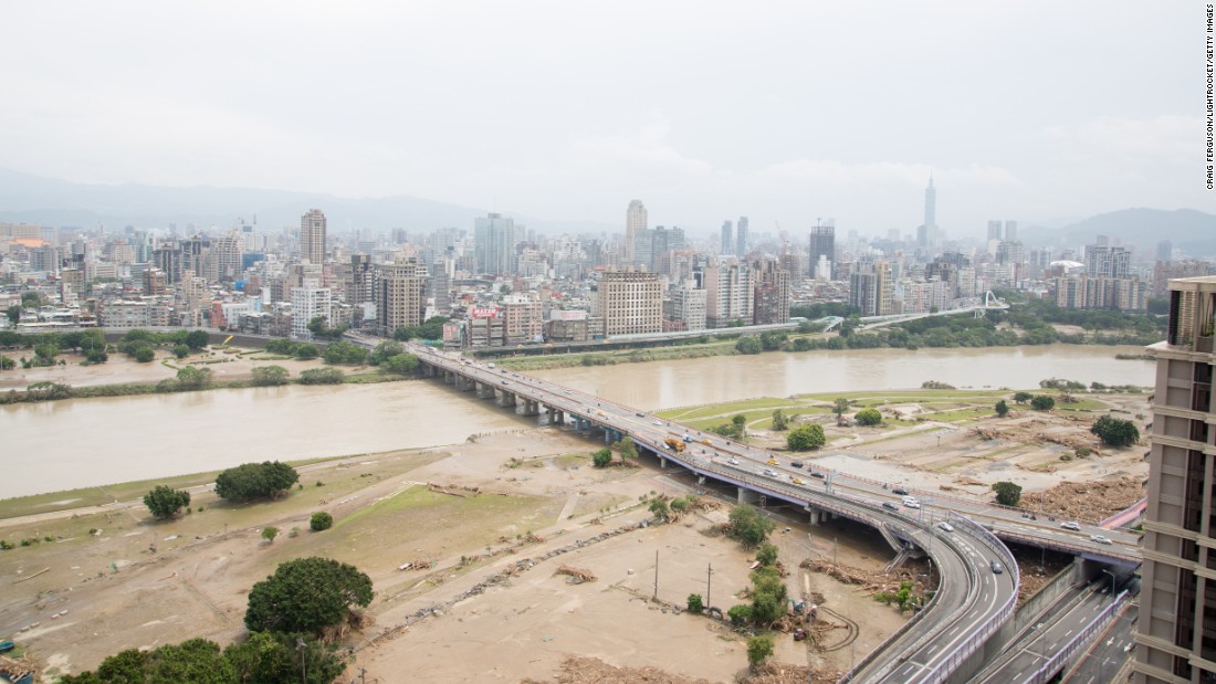 Piles of debris left by Typhoon Soudelor&#39;s heavy rain and flooding lie under the Zhongzheng Bridge as it crosses the Xindian River in Taipei. 