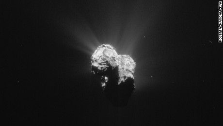 Questa immagine della cometa 67P/Churyumov-Gerasimenko è stata scattata da Rosetta l'8 luglio 2015 mentre la sonda e la cometa si dirigevano verso il loro approccio più vicino al sole. Rosetta era a circa 125 miglia (201 chilometri) dalla cometa quando ha scattato questa immagine.