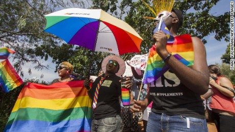 นักเคลื่อนไหวท้าทายยูกันดาเสนอโทษประหารชีวิตเกย์