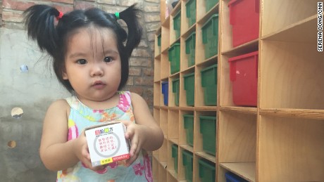 Meng Song oli yksi niistä pikkutytöistä, jotka etsivät uutta kotia orpokodista viimeksi CNN:n vieraillessa elokuussa 2015. Sheapos;s on sittemmin adoptoitu. 